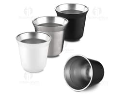 Copo térmico para espresso em cerâmica amarela, com alça e colher de metal, sobre uma mesa.