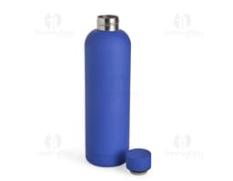 Garrafa de parede dupla de 750ml em inox, contendo líquido. Objeto de higiene e cuidados pessoais, com design moderno e