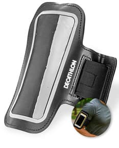 Braçadeira esportiva de couro sintético preto, com fecho de metal. O objeto é uma bolsa de equipamento moderna, usada para