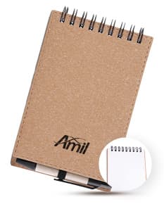 Mini caderno de anotações em papel em branco, com capa marrom de cartão. Acompanha uma caneta e está em cima de um notebook