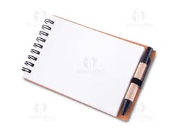 Mini caderno de anotações em papel em branco, com capa marrom de cartão. Acompanha uma caneta e está em cima de um notebook