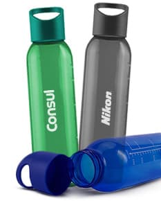 Garrafa plástica transparente de 700ml com tampa, ideal para armazenar líquidos como água, sucos ou outras bebidas. A garrafa está limpa e em ótimo estado de higiene, perfeita para o uso diário.