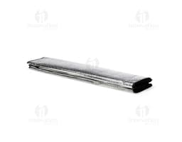Protetor solar de para-brisa em embalagem de plástico preta com design moderno. O produto contém ícones e símbolos