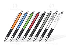 Caneta de metal touch em diversas cores sobre um caderno aberto com diversas ferramentas de escrita e desenho ao redor.