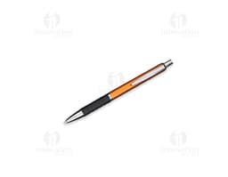 Caneta de metal touch em diversas cores sobre um caderno aberto com diversas ferramentas de escrita e desenho ao redor.