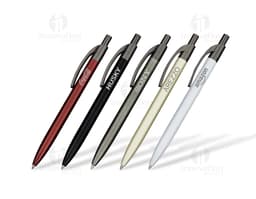 Caneta metal prateada sobre um papel branco, utensílio de escrita para escritório e negócios.
