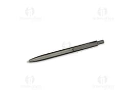 Caneta metal prateada sobre um papel branco, utensílio de escrita para escritório e negócios.